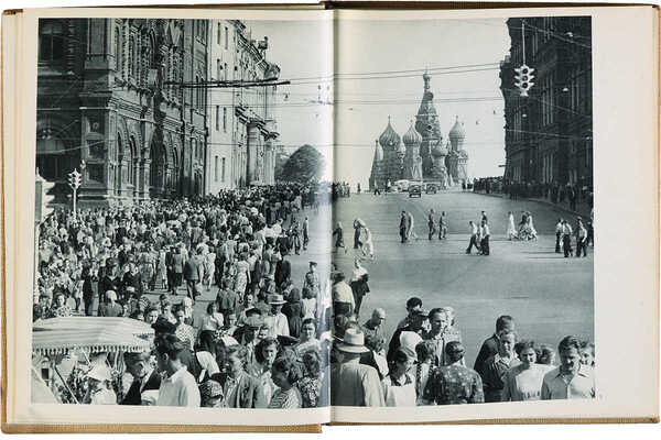 [Москва, увиденная глазами Анри Картье-Брессона]. Mosca vista da Henri Cartier-Bresson. Milan, 1954.